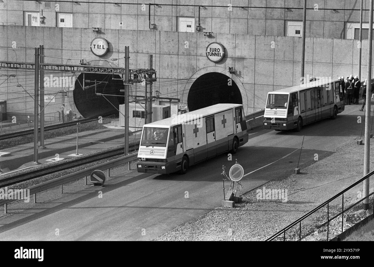 Francia, Calais, 14.02.1994 Archivio: 46-05-18 il 6 maggio, il presidente francese Francois Mitterrand e la regina britannica Elisabetta II apriranno l'Eurotunnel. Foto: Veicoli speciali di soccorso presso l'Eurotunnel [traduzione automatizzata] Foto Stock
