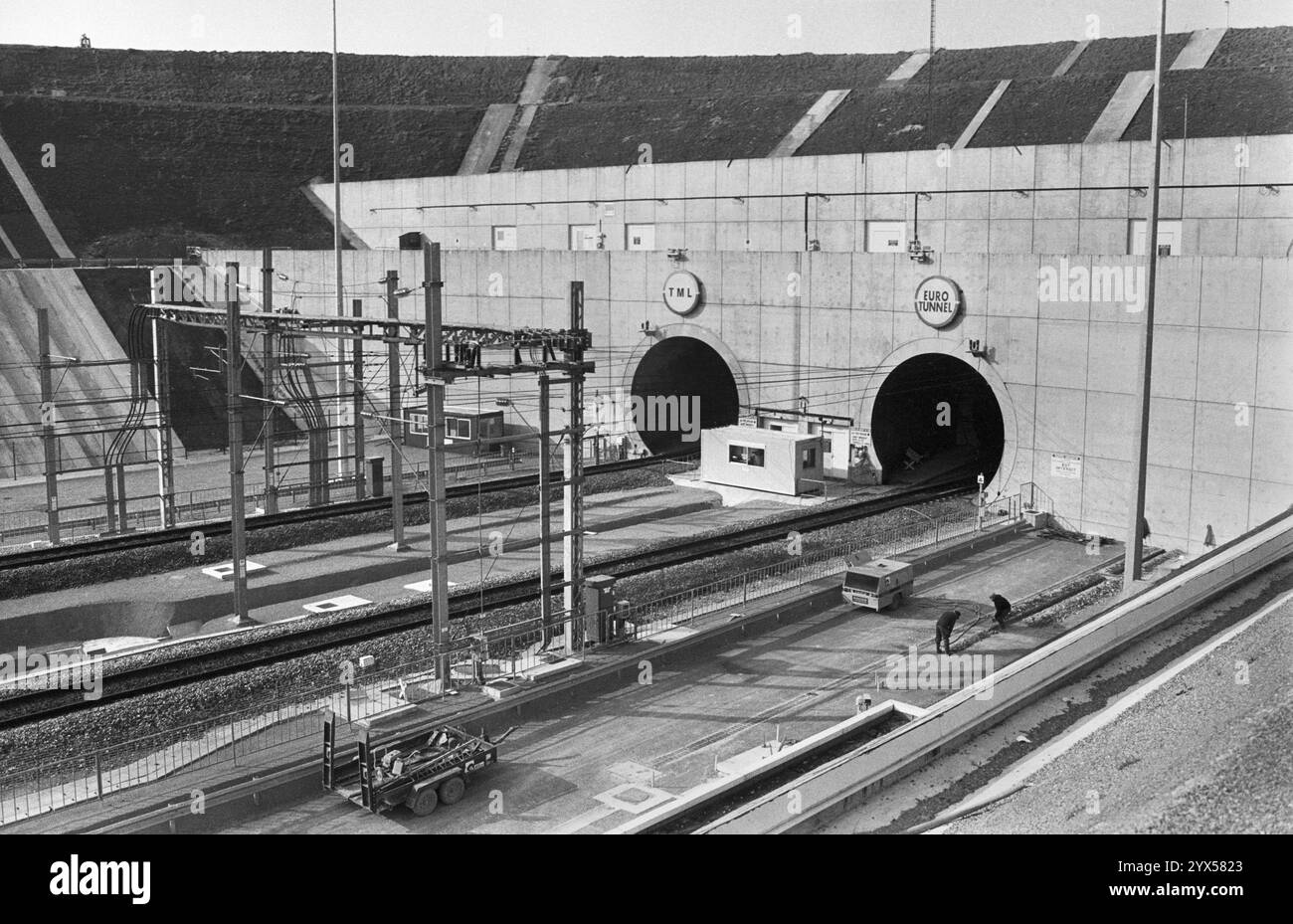 Francia, Calais, 14.02.1994 Archivio: 46-06-16a il 6 maggio, il presidente francese Francois Mitterrand e la regina britannica Elisabetta II apriranno l'Eurotunnel. Foto: Ingresso e uscita Eurotunnel [traduzione automatica] Foto Stock