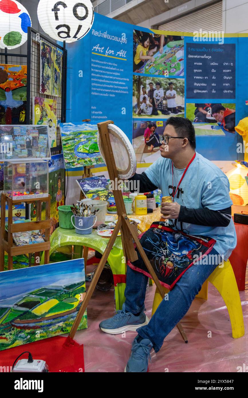 Una persona con autismo viene vista dipingere, al Thailand Friendly Design Expo 2024, al Bangkok International Trade and Exhibition (BITEC). Il Thailand Friendly Design Expo 2024 mira a creare una società più inclusiva e sostenibile per gli anziani e le persone con disabilità in Thailandia attraverso il design e la tecnologia. Fondato da Krisana Lalai, giornalista tailandese e attivista per i diritti umani, l'evento promuove l'accessibilità in vari settori. Dopo un incidente d'auto nel 1997, Krisana dedicò la sua vita a sostenere il design inclusivo e la parità dei diritti, sensibilizzando l'opinione pubblica Foto Stock