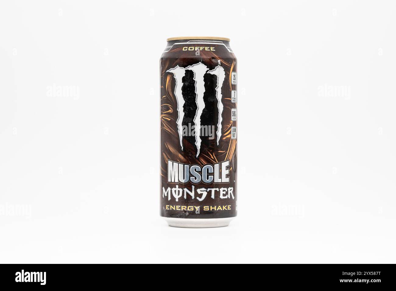 Muscle Monster Energy Shake con una miscela proteica in lattina. La bevanda ha un sapore di caffè ed è stata venduta nel 2014. Prodotto lifestyle americano. Foto Stock