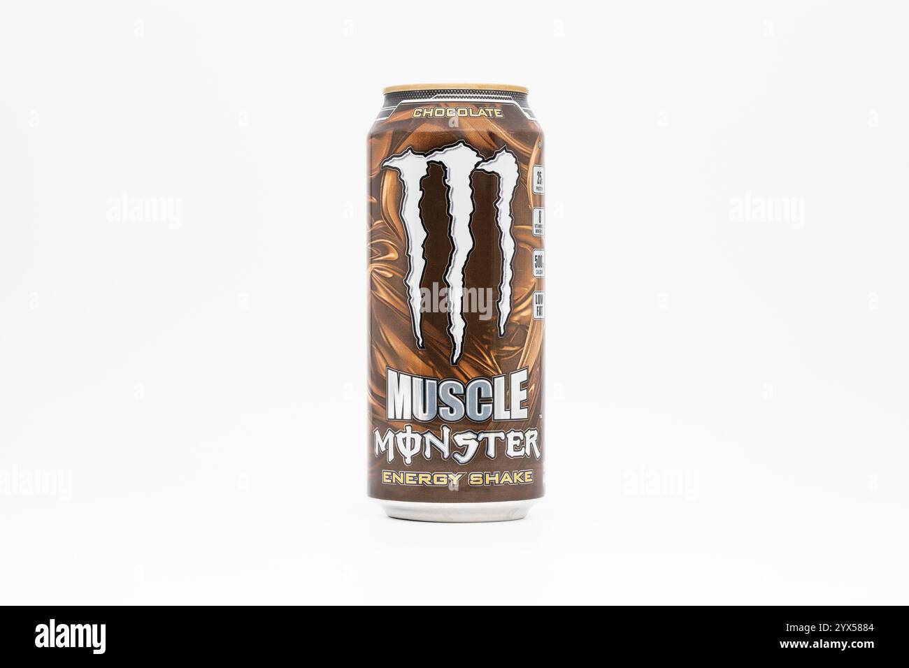Muscle Monster Energy Shake con una miscela proteica in lattina. La bevanda ha un sapore di cioccolato ed è stata venduta nel 2014. Prodotto lifestyle americano. Foto Stock