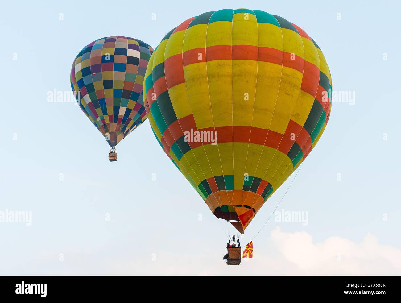 Doha, Qatar. 13 dicembre 2024. La gente guarda come le mongolfiere decollano durante il Qatar Balloon Festival 2024 a Doha, Qatar, il 13 dicembre 2024. La quinta edizione del Qatar Balloon Festival si svolge qui dal 12 al 22 dicembre e più di 50 partecipanti partecipano al festival. (Foto di Noushad Thekkayil/NurPhoto) credito: NurPhoto SRL/Alamy Live News Foto Stock