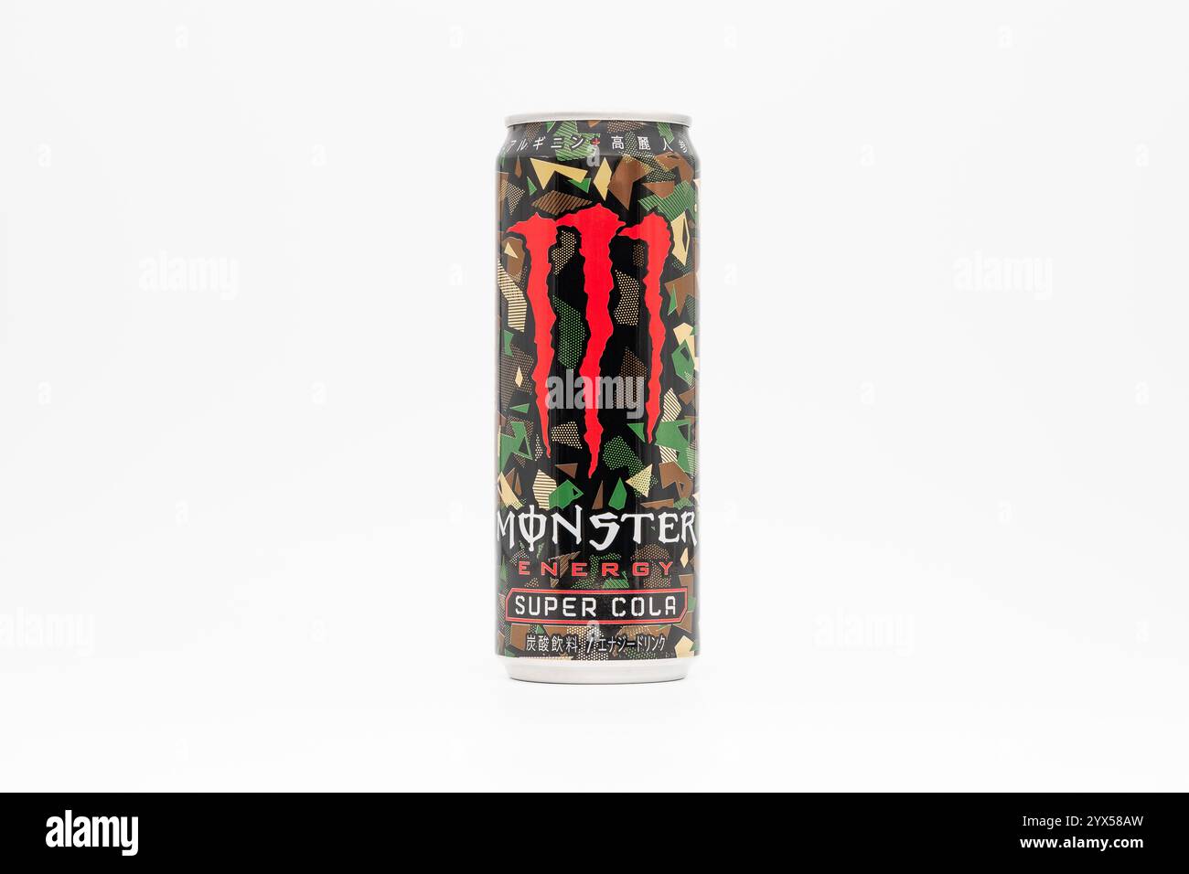 Bevanda Monster Energy Super Cola dal Giappone. La lattina presenta un design con motivo mimetico e l'iconico artiglio di colore rosso. La bevanda ha il sapore di una cola Foto Stock