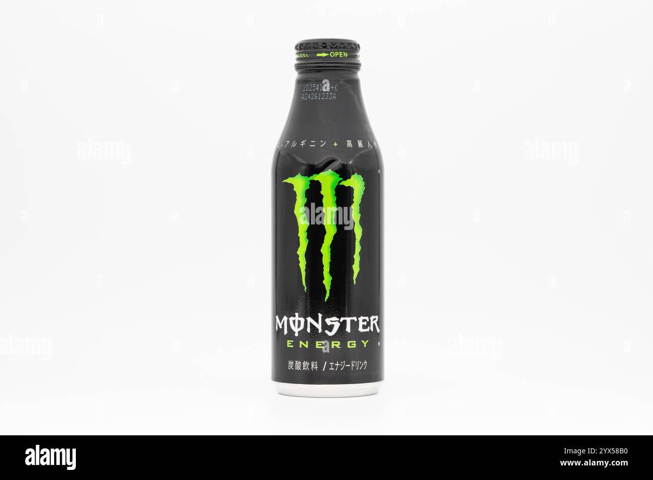 Bottiglia di alluminio Monster Energy dal Giappone. Il mostro verde beve nel sapore originale in una bevanda richiudibile con un tappo. Prodotto dall'Asia. Foto Stock