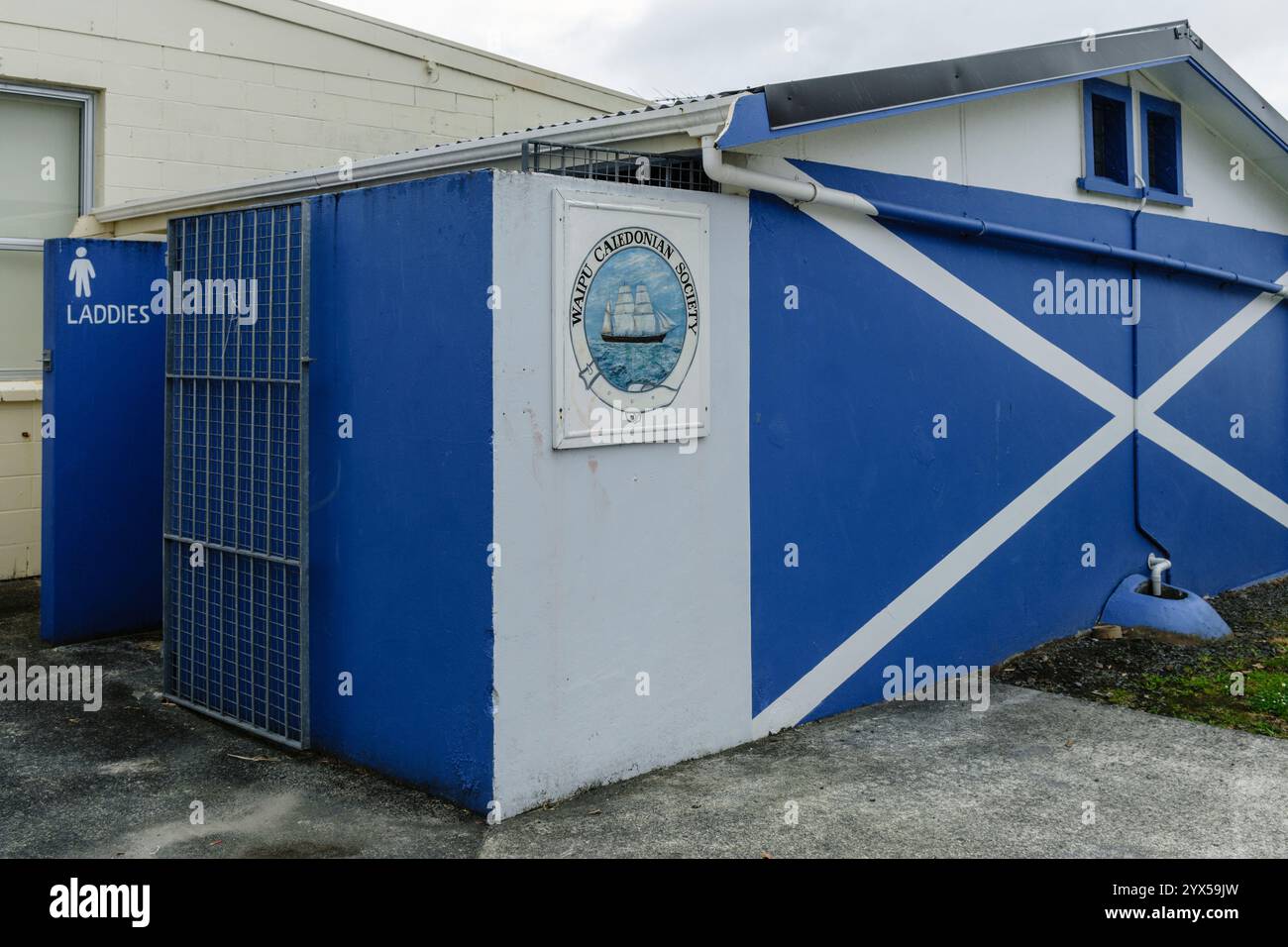 Una toilette "laddies" nella città neozelandese di Waipu, che ha un forte patrimonio scozzese, North Island, nuova Zelanda Foto Stock