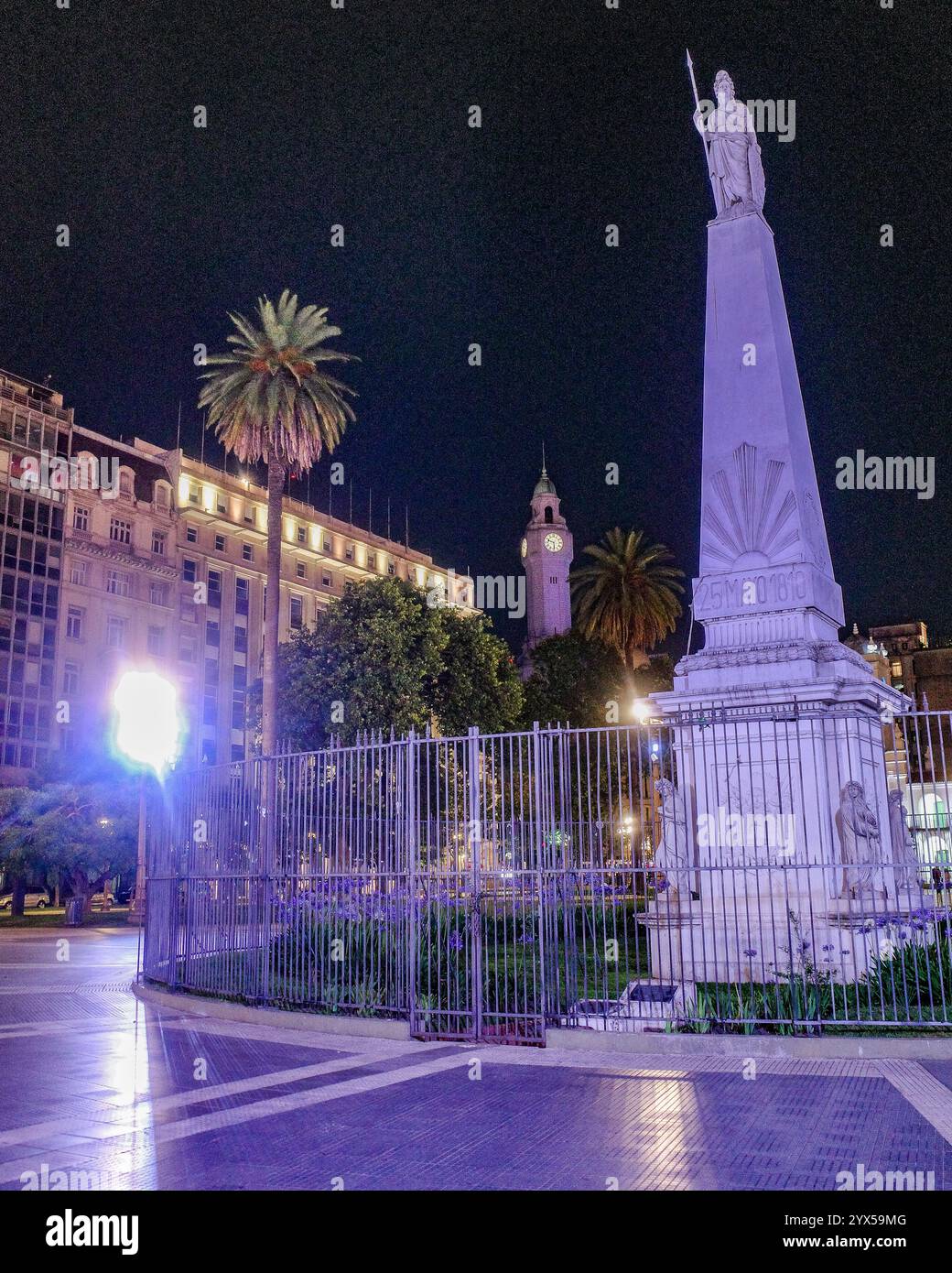 Buenos Aires, Argentina - 22 novembre 2024: Plaza De Mayo con Piramide De Mayo Foto Stock