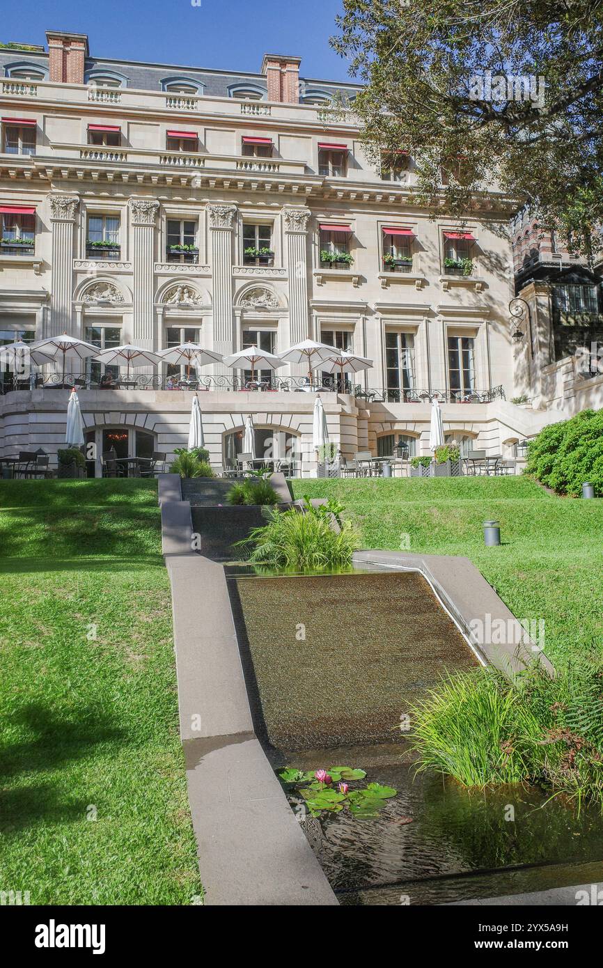 Buenos Aires, Argentina - 20 novembre 2024: Architettura e giardini dell'hotel Park Hyatt Palacio Duhau a Recoleta Foto Stock