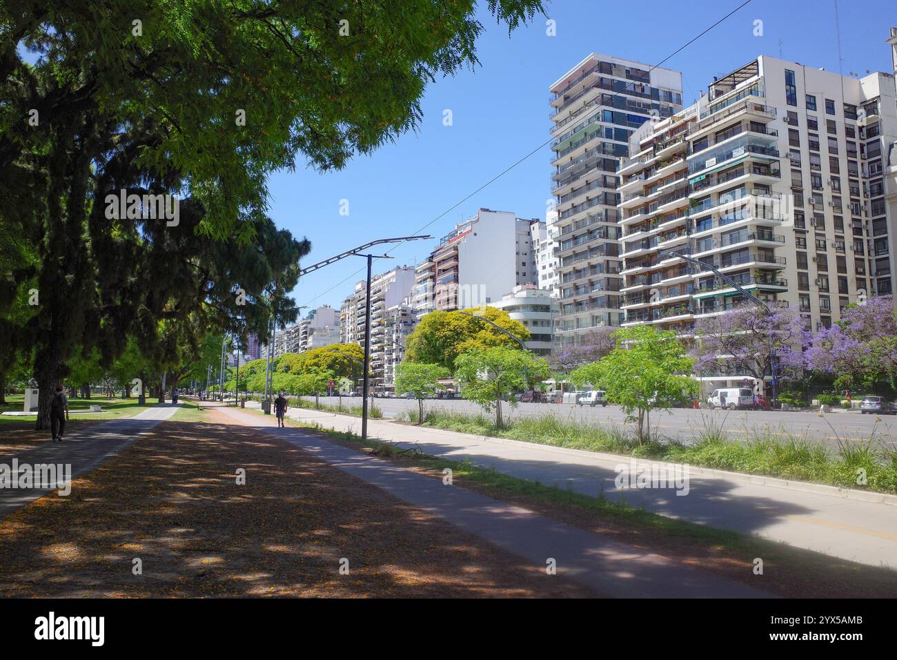 Buenos Aires, Argentina - 20 novembre 2024: Viste primaverili in Plaza Sicilia e lungo Av del Libertador Foto Stock