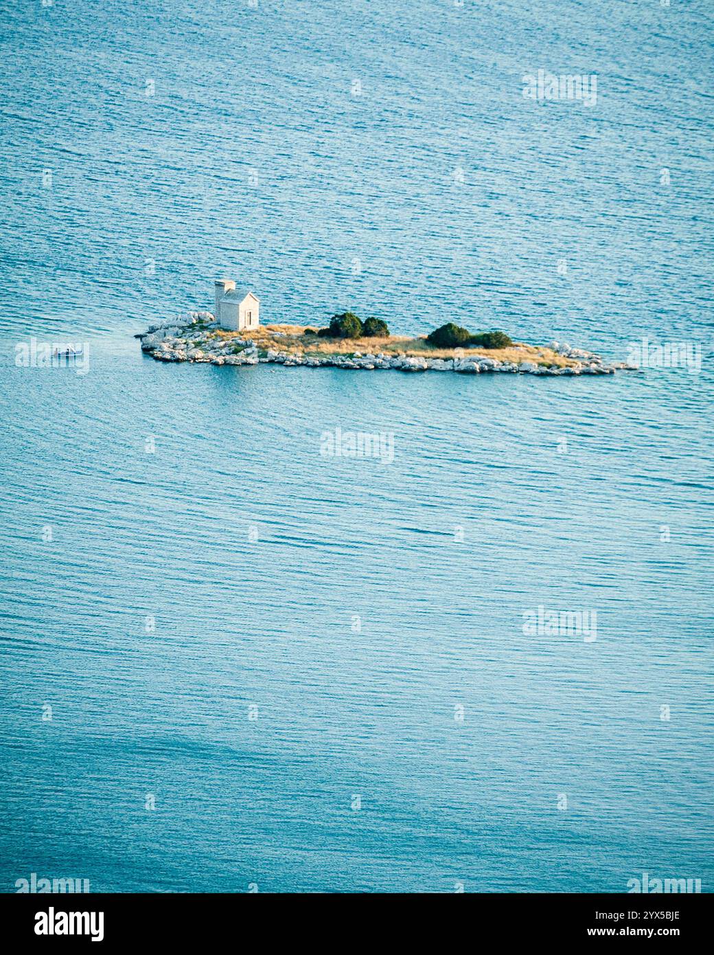 Piccola isola isolata con un faro nel mare Adriatico in Croazia Foto Stock
