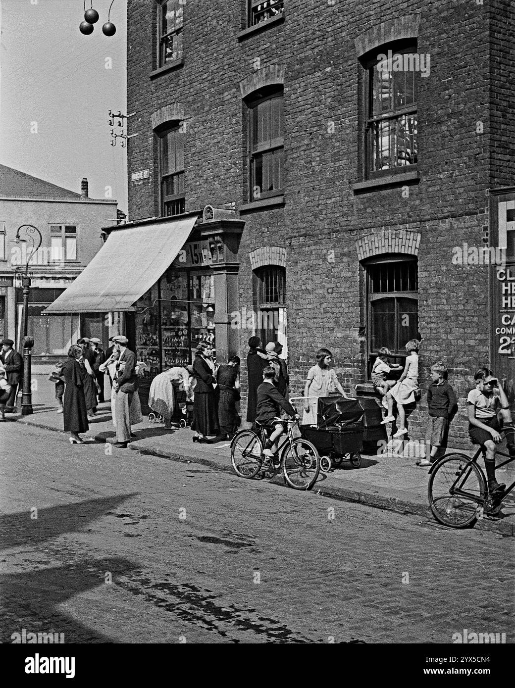 Scena fuori dal negozio di un pewnbroker nell'East End di Londra, anni '1930 Foto Stock