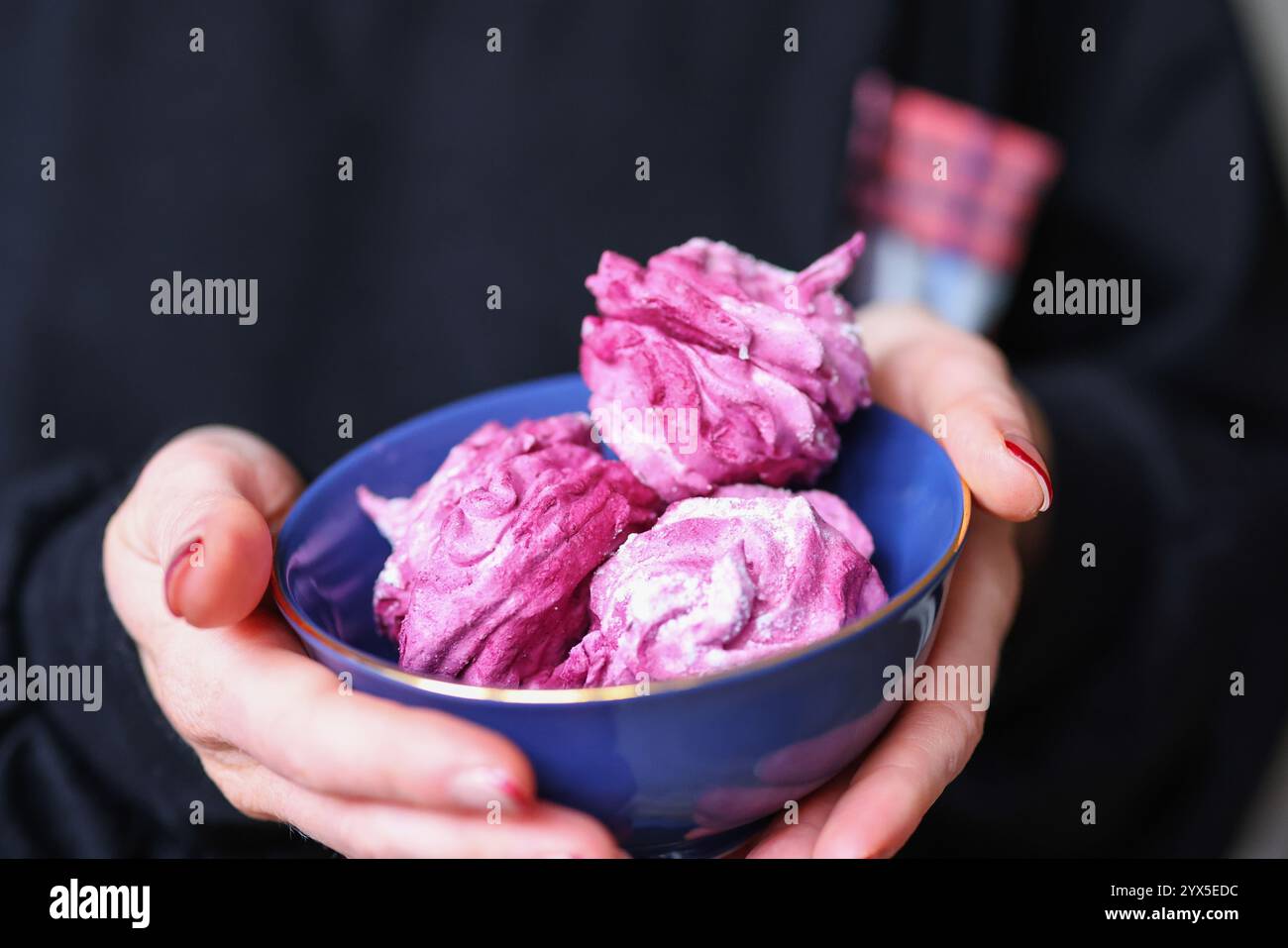 zephyr fatto in casa. Marshmallow fatti in casa. Una donna mette uno zephyr pronto all'uso Foto Stock