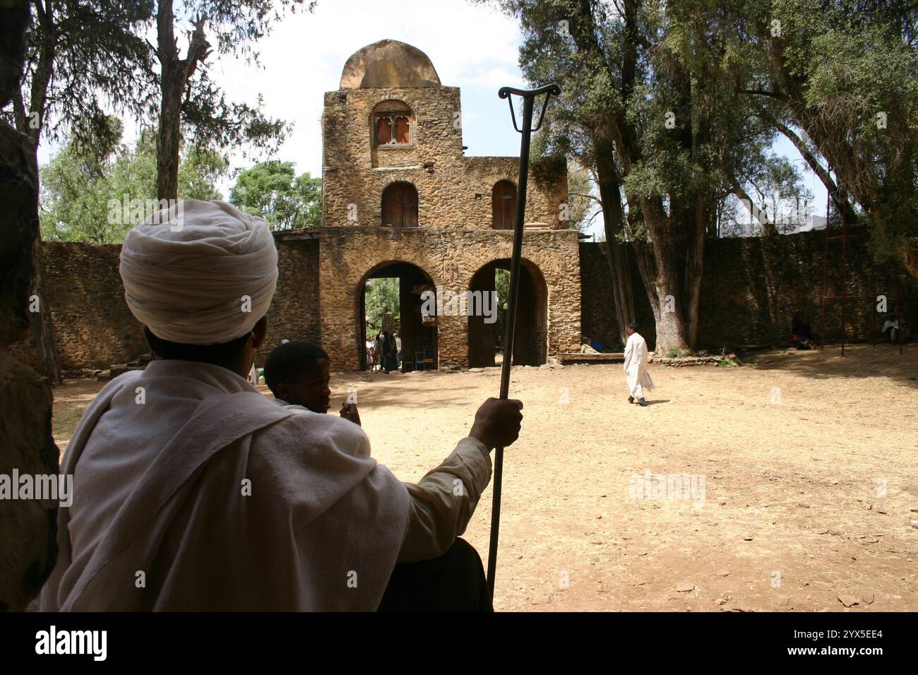 Sacerdote etiope in abbigliamento tradizionale presso la Debre Birhan Silassie Church, Gondar, Etiopia, 14 aprile 2006 Foto Stock