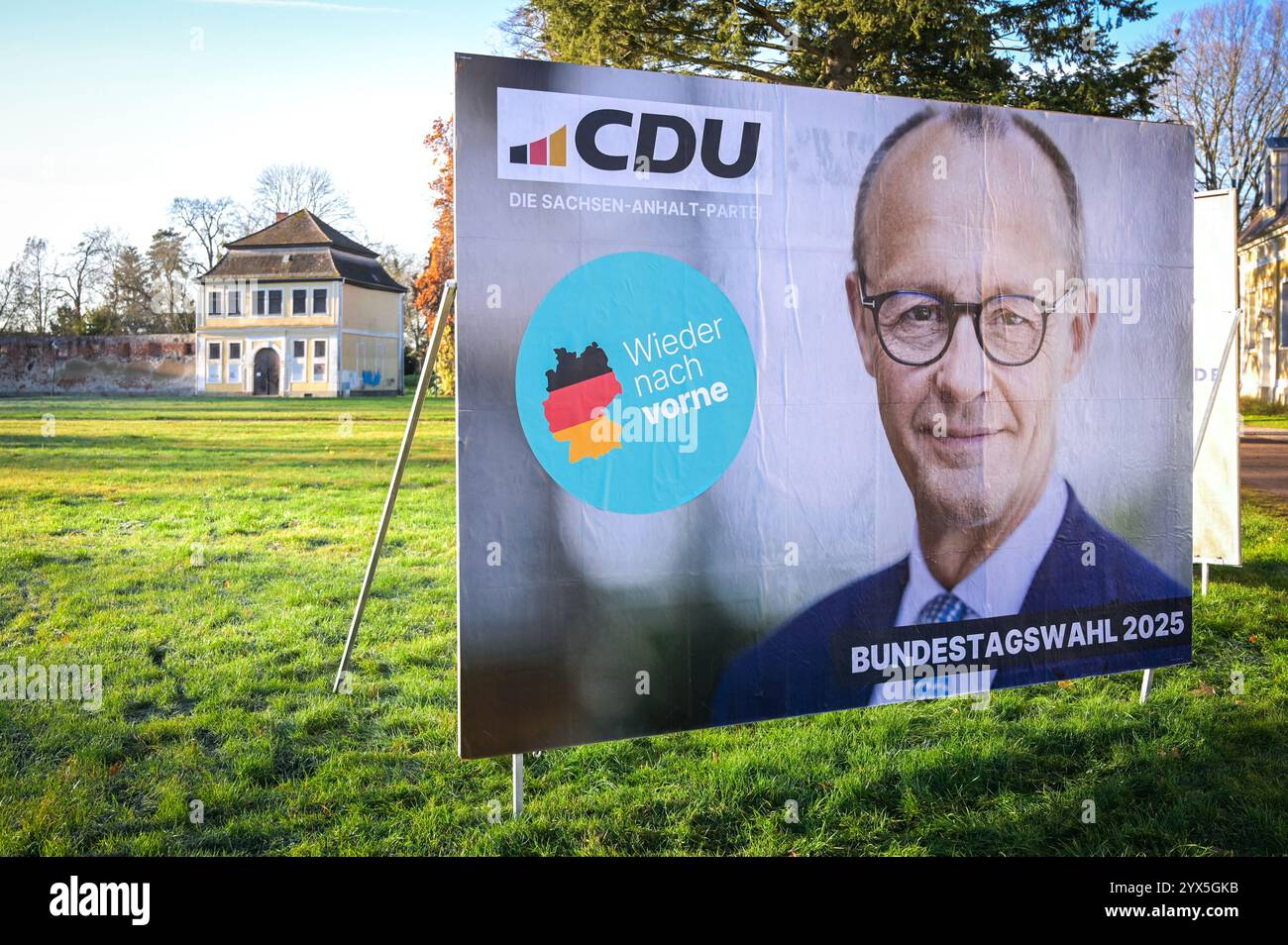 30 novembre 2024, Sassonia-Anhalt, Zerbst/Anhalt: Un grande poster CDU con un ritratto di Friedrich Merz, candidato dell'Unione per il cancelliere, per le elezioni del Bundestag del 23 febbraio 2025 si trova nel parco del castello di Zerbst. Foto: Heiko Rebsch/dpa Foto Stock