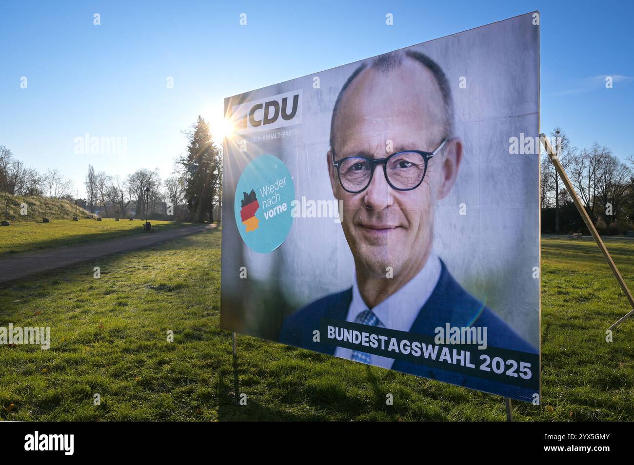 30 novembre 2024, Sassonia-Anhalt, Zerbst/Anhalt: Un grande poster CDU con un ritratto di Friedrich Merz, candidato dell'Unione per il cancelliere, per le elezioni del Bundestag del 23 febbraio 2025 si trova nel parco del castello di Zerbst. Foto: Heiko Rebsch/dpa Foto Stock