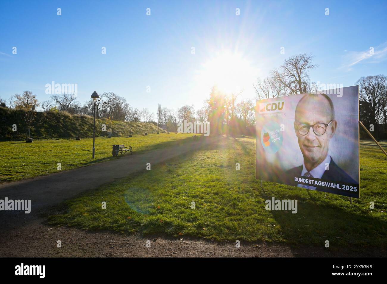 30 novembre 2024, Sassonia-Anhalt, Zerbst/Anhalt: Un grande poster CDU con un ritratto di Friedrich Merz, candidato dell'Unione per il cancelliere, per le elezioni del Bundestag del 23 febbraio 2025 si trova nel parco del castello di Zerbst. Foto: Heiko Rebsch/dpa Foto Stock