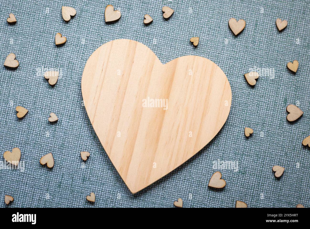 Cuori di legno su sfondo blu Foto Stock