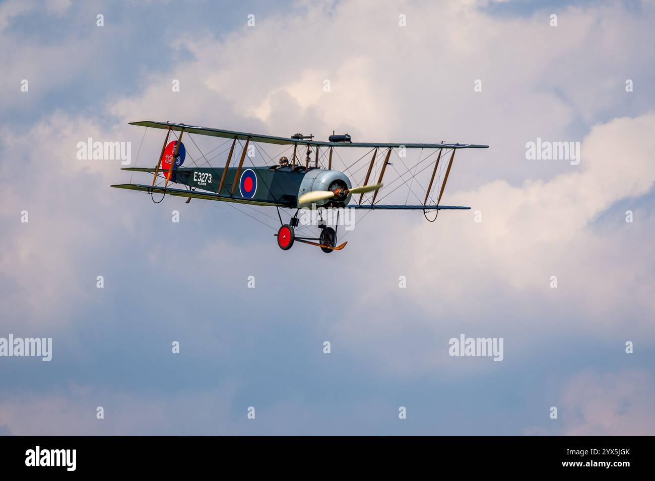 1918 Avro 504K «E3273» in volo presso lo Shuttleworth Best of British Airshow il 12 maggio 2024. Foto Stock