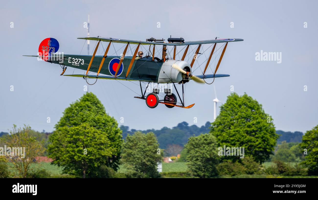 1918 Avro 504K «E3273» in volo presso lo Shuttleworth Best of British Airshow il 12 maggio 2024. Foto Stock