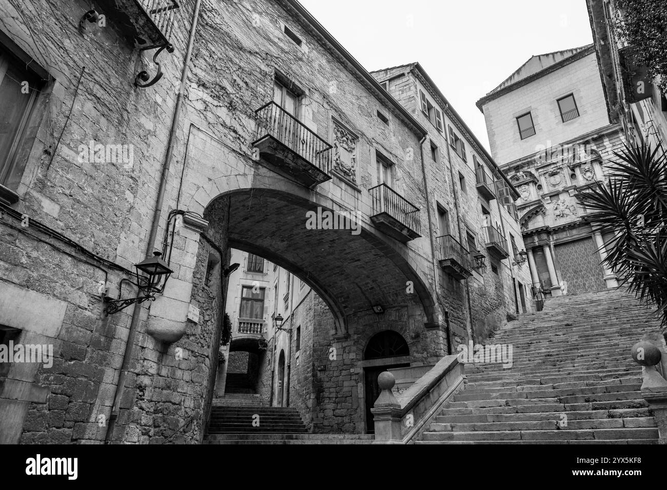 Girona, Catalogna, Spagna - 12 febbraio 2022: Bellissimi gradini e arco della Pujada de Sant Domenec situato nel quartiere ebraico di Girona, Catalogna, Foto Stock