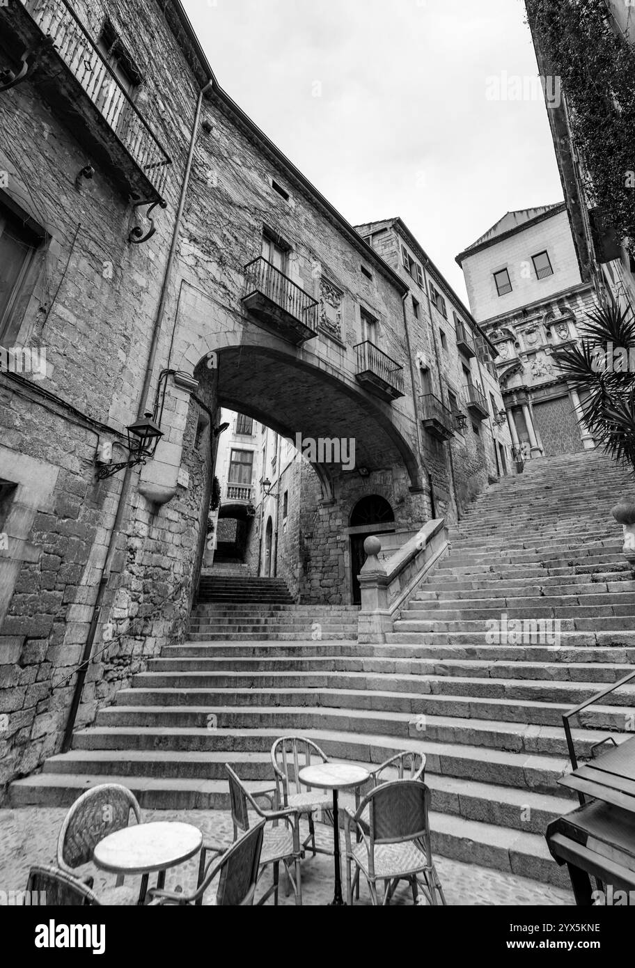 Girona, Catalogna, Spagna - 12 febbraio 2022: Bellissimi gradini e arco della Pujada de Sant Domenec situato nel quartiere ebraico di Girona, Catalogna, Foto Stock