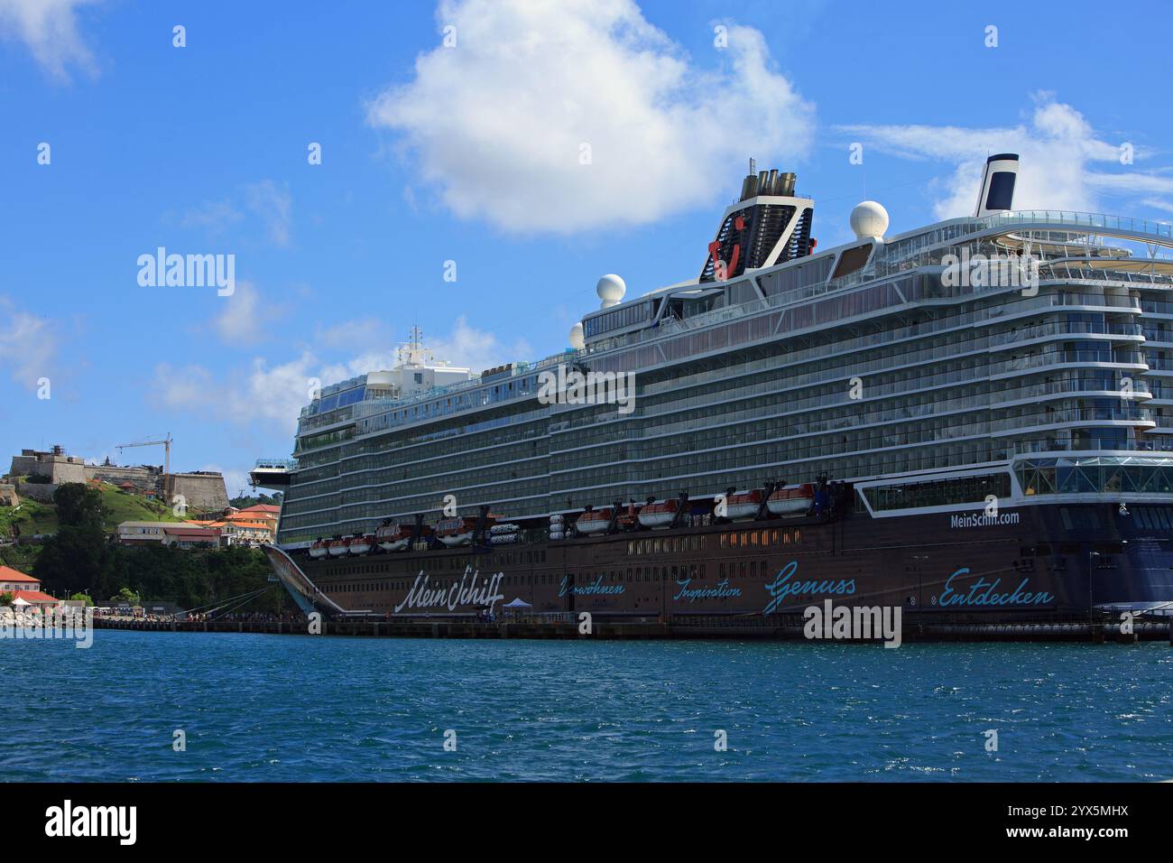 Grenada Harbour, 21-11-24. La nave da crociera Mein Schiff Luxury Cruise è ormeggiata nel porto di St George. Si tratta di una linea di lusso che porta i passeggeri in un tour intorno al Foto Stock