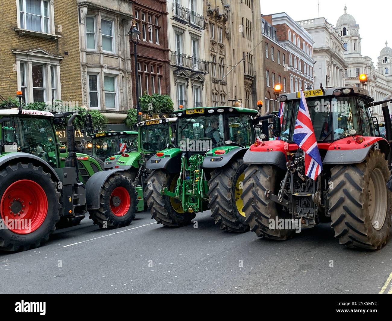 Londra, 11-12-24. Gli agricoltori britannici bloccano Westminter con i loro trattori per protestare contro il governo locale contro le tasse più elevate. Ci sono molte tracce Foto Stock