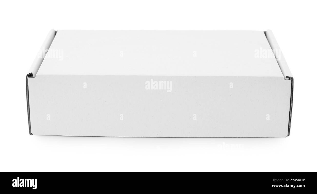 Una scatola di cartone chiusa isolata su bianco. Mockup per il design Foto Stock