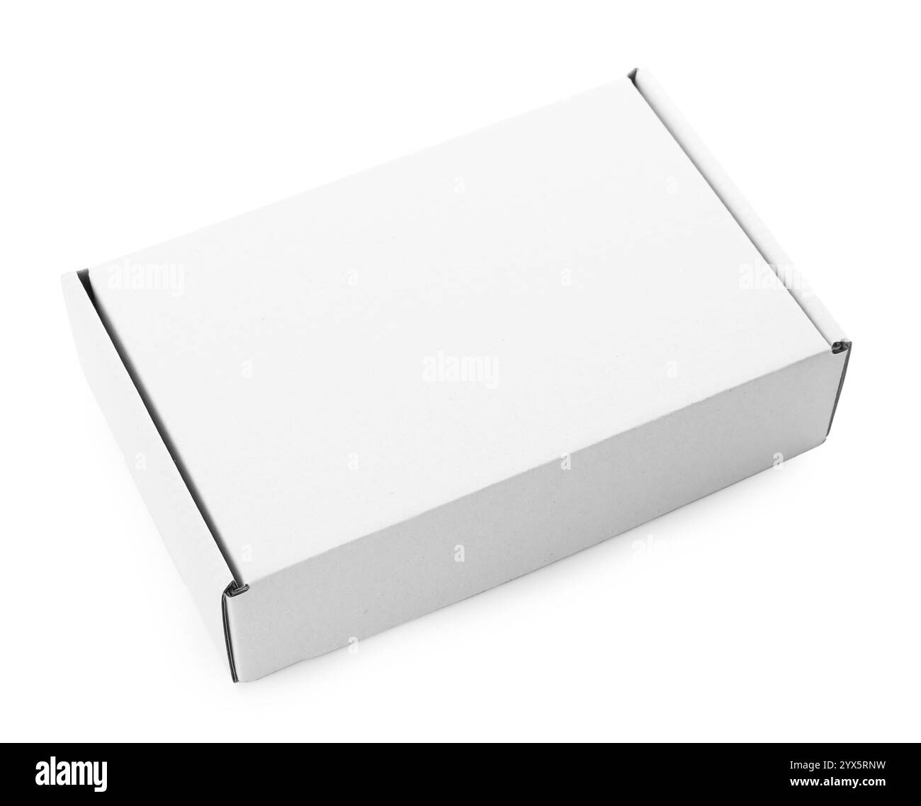 Una scatola di cartone chiusa isolata su bianco. Mockup per il design Foto Stock