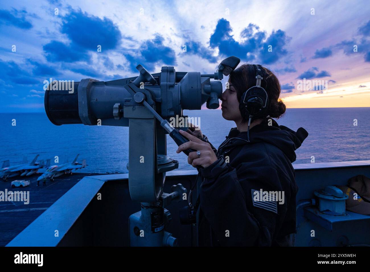 Mar Mediterraneo. 27 novembre 2024. Boatswain's Mate 3rd Class Sierra Rodriquez, nativo di Culpeper, Virginia, si trova a poppa di guardia a bordo della portaerei classe Nimitz USS Harry S. Truman (CVN 75) novembre 27. La USS Harry S. Truman, la nave ammiraglia del Harry S. Truman Carrier Strike Group (HSTCSG), è impegnata in un dispiegamento programmato nella sesta area di operazioni della flotta statunitense a supporto delle forze navali USA Europa-Africa per difendere gli interessi degli Stati Uniti, degli Alleati e dei partner. (Immagine di credito: © Logan Nystrand/U.S. Navy/ZUMA Press Wire) SOLO PER USO EDITORIALE! Non per USO commerciale! Foto Stock