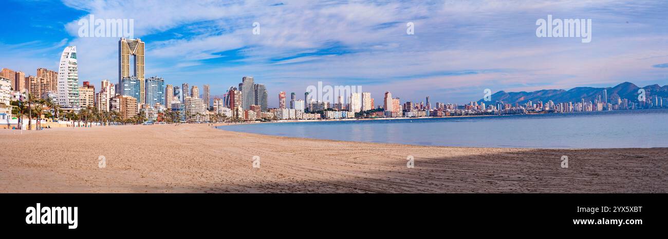 Costa Blanca, Spagna. Benidorm - bella città moderna. vista panoramica, panorama urbano costiero Foto Stock