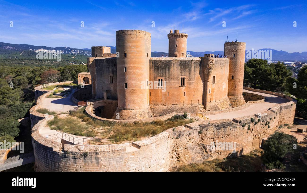 Maiorca (Maiorca), Isole Baleari, Spagna. Vista del castello Bellver vicino alla città di Palma di Maiorca con un drone ad angolo alto Foto Stock
