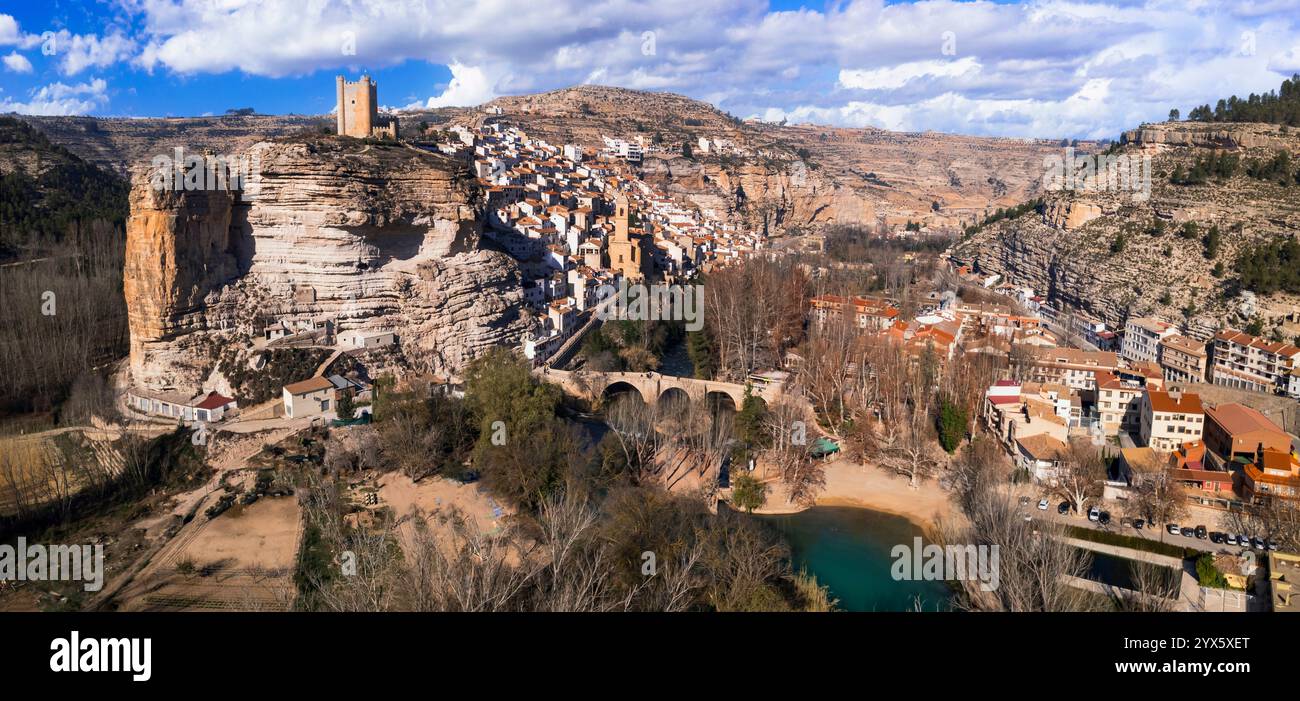 Spagna, Alcala de Jucar - pittoresco villaggio medievale situato tra le rocce. Vista panoramica dall'alto del drone aereo con il castello e il ponte Foto Stock
