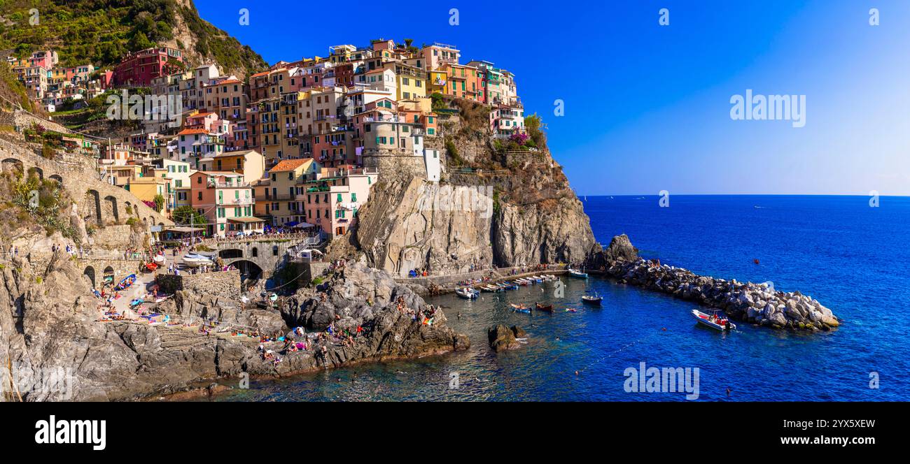 Italia, cinque terre, famoso parco nazionale di villaggi di pescatori tradizionali. Case colorate di Manarola e pittoresca baia. popolare attrazione turistica in Foto Stock