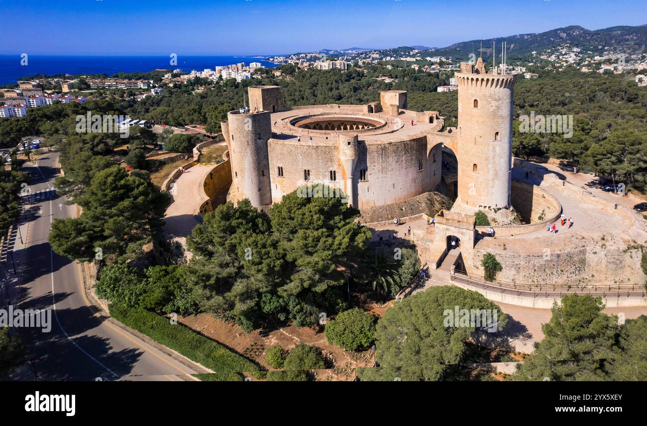 Maiorca (Maiorca), Isole Baleari, Spagna. Vista del castello Bellver e della città di Palma sullo sfondo con un drone ad alto angolo Foto Stock
