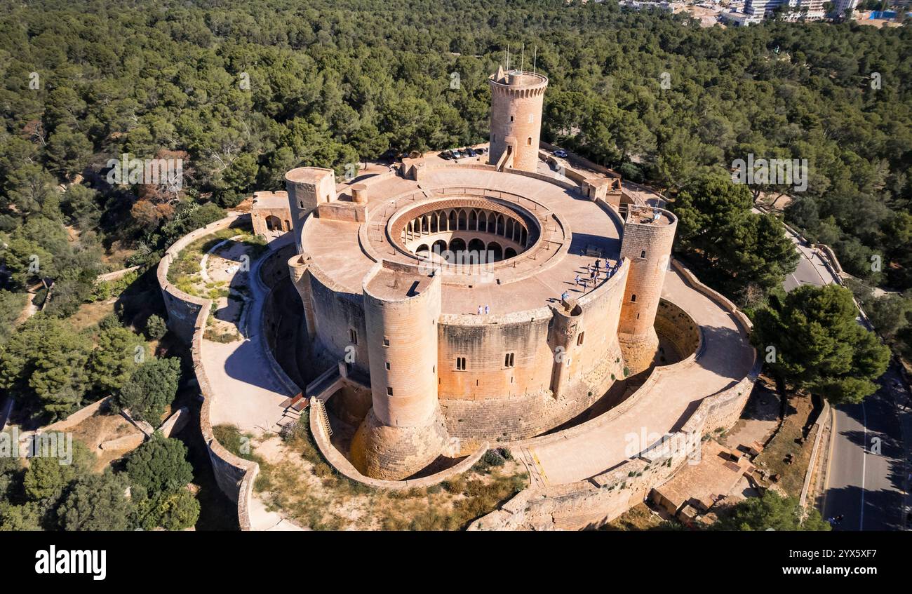Maiorca (Maiorca), Isole Baleari, Spagna. Vista del castello Bellver vicino alla città di Palma di Maiorca con un drone ad angolo alto Foto Stock