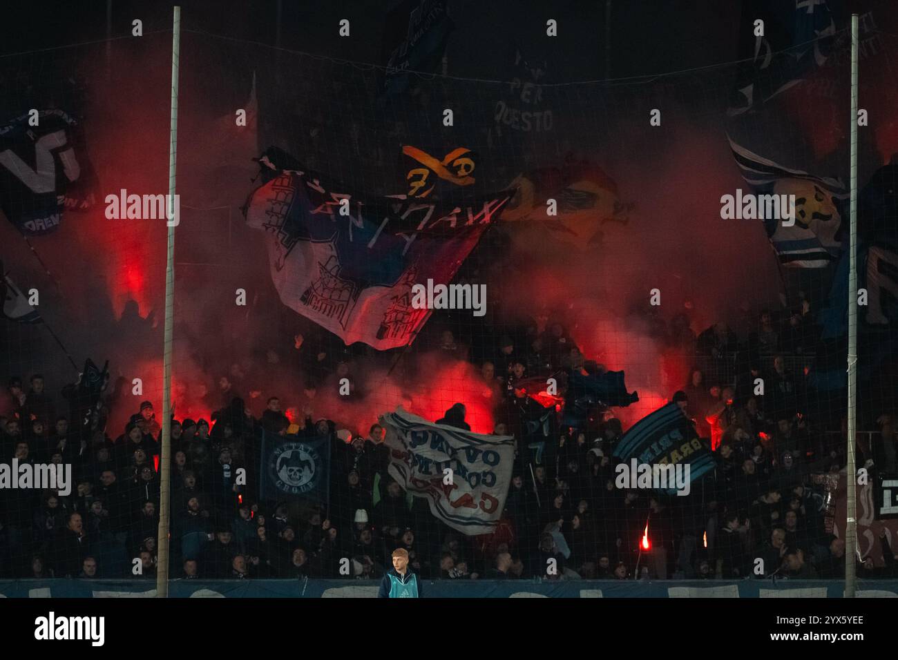 Pisa, Italia. 13 dicembre 2024. Tifosi dell'AC Pisa durante la partita italiana di serie B tra AC Pisa e SSC Bari in Arena Garibaldi Stadio di Pisa 13 dicembre 2024 durante AC Pisa vs SSC Bari, partita italiana di serie B a Pisa, Italia, 13 dicembre 2024 Credit: Independent Photo Agency/Alamy Live News Foto Stock