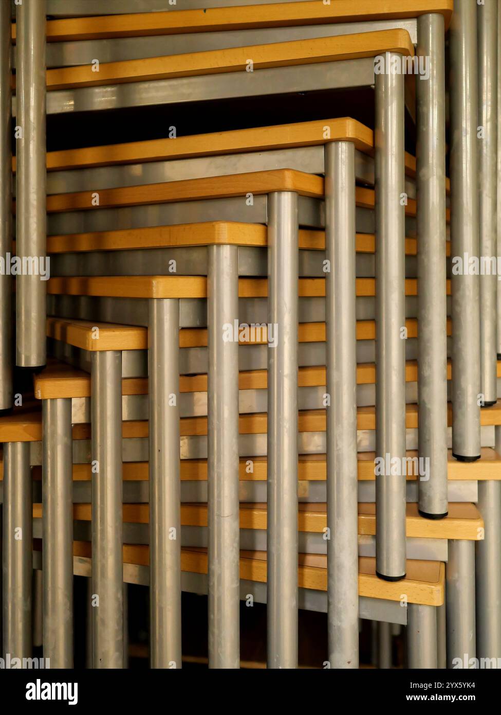 Tavoli impilabili in una sala sportiva, perfetti per esami ed eventi. Salvaspazio, flessibile e facile da installare e riporre. Foto Stock
