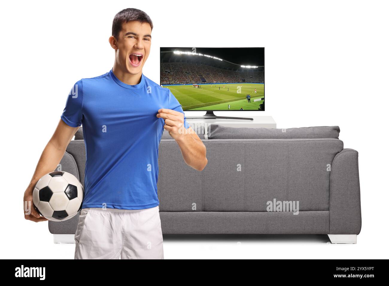 Giovane eccitato che sostiene la sua squadra di calcio davanti alla tv Foto Stock