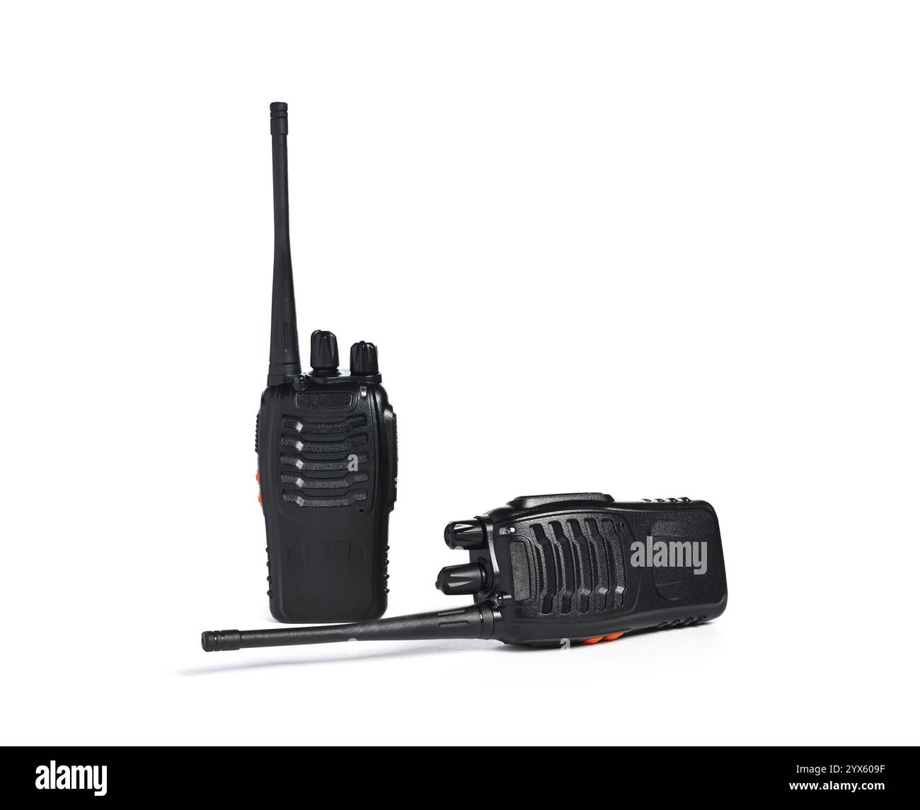 Due walkie talkie neri isolati sul bianco Foto Stock