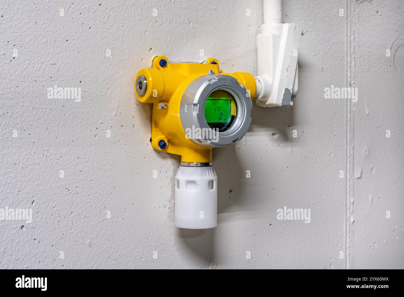 Rilevatore di monitoraggio dei gas di monossido di carbonio industriale giallo montato a parete, dispositivo in un ambiente di trattamento delle acque reflue industriali. Foto Stock
