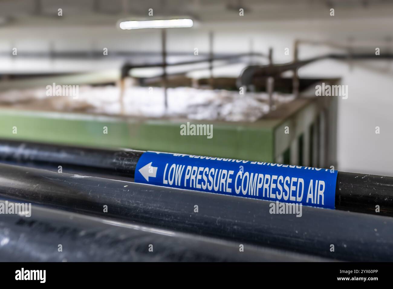 Tubi in plastica all'interno di un nuovo piccolo impianto di trattamento delle acque reflue. Foto Stock
