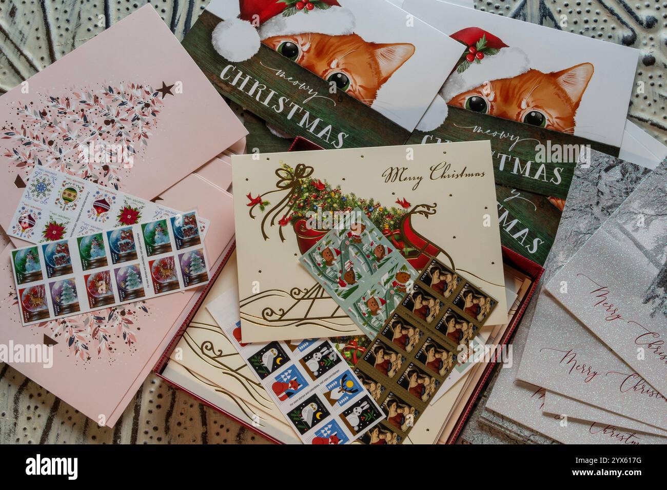 STILL Life di cartoline e francobolli natalizi durante le festività natalizie di dicembre, 2024, Stati Uniti Foto Stock