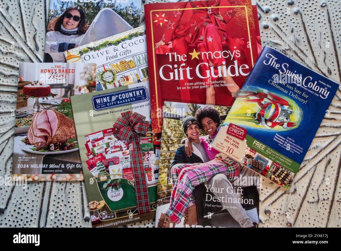 Primo piano di un gruppo di cataloghi per corrispondenza delle festività, 2024, Stati Uniti Foto Stock