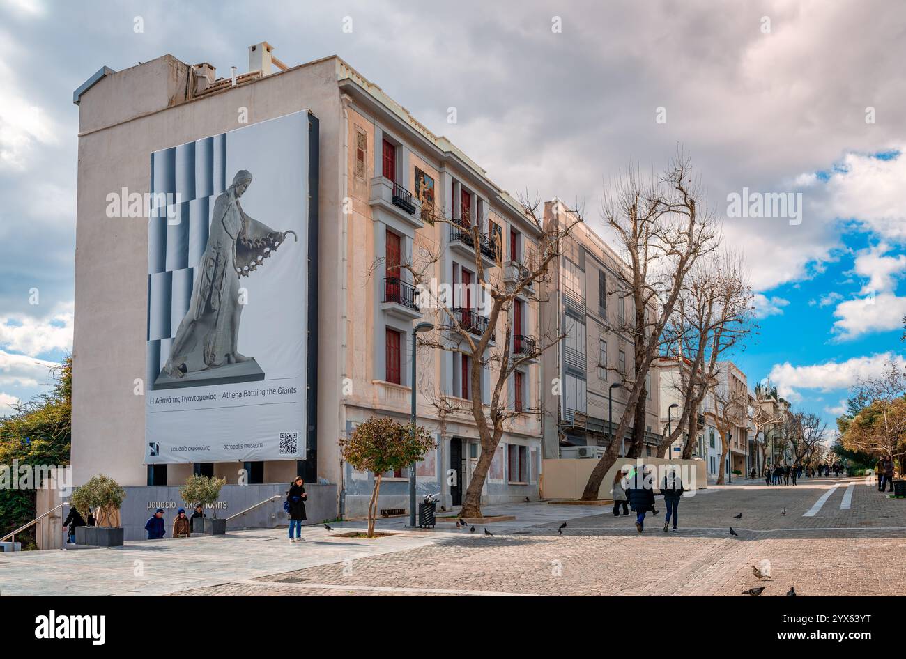 Atene, Grecia - 11 febbraio 2023: Dionysiou Areopagitou St, una strada pedonale con lussuose case neoclassiche adiacenti al versante sud Foto Stock