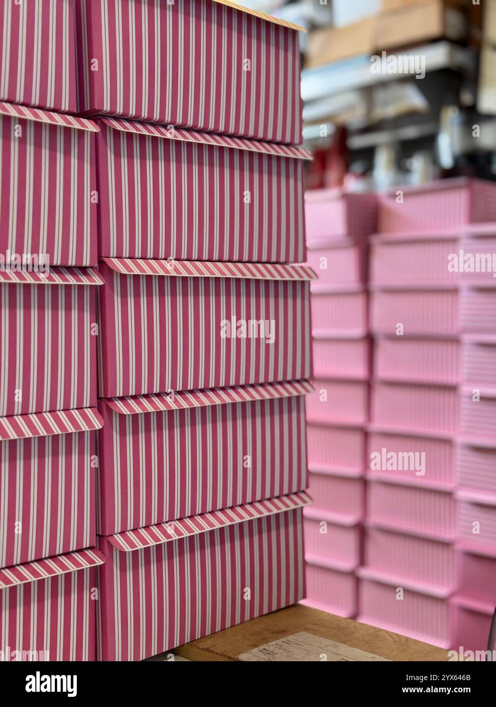 Scatole di ciambelle a righe bianche e rosa impilate sul bancone del Dreamfluff Donuts a Berkeley, California - Immagine stock catturata con smartphone