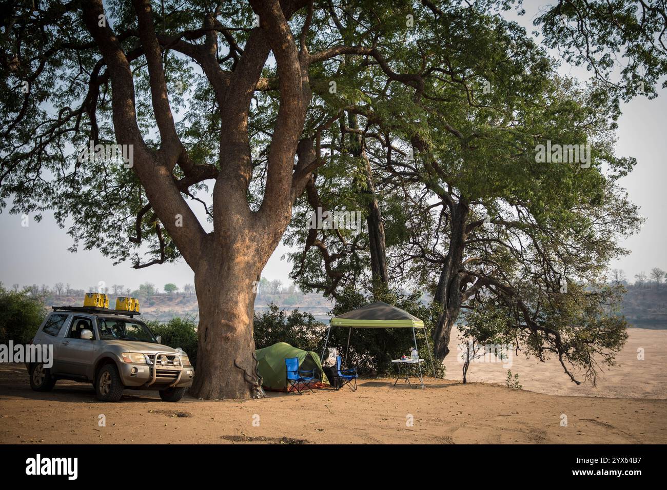 Accampamento autonomo allestito presso Fishan's Camp, un remoto campo selvaggio nel Parco Nazionale di Gonarezhou, provincia di Masvingo, Zimbabwe. Foto Stock