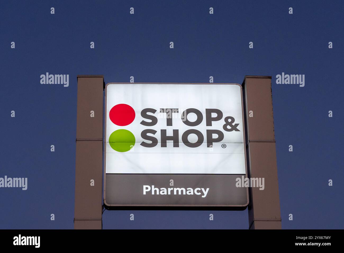 Massachusetts, Stati Uniti - 10 novembre 2023: Primo piano del cartello DELLA farmacia DI STOP and SHOP è visibile di notte. Massachusetts, Stati Uniti. Foto Stock