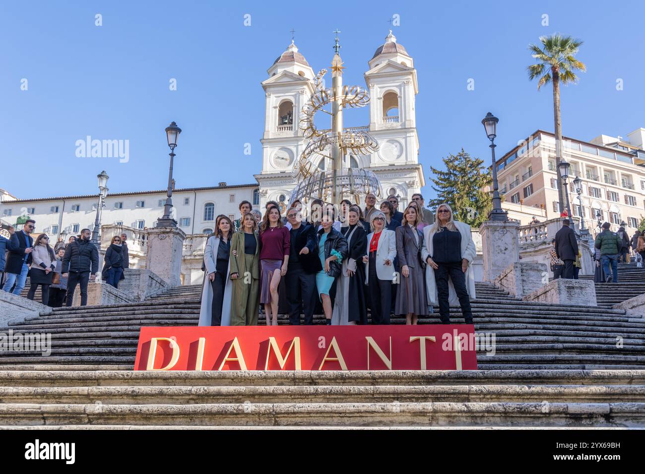 12 dicembre 2024, Roma, Italia: Cast del film ''Diamanti'' durante la fotochiamata sulla scalinata di Piazza di Spagna a Roma (Credit Image: © Matteo Nardone/Pacific Press via ZUMA Press Wire) SOLO USO EDITORIALE! Non per USO commerciale! Foto Stock