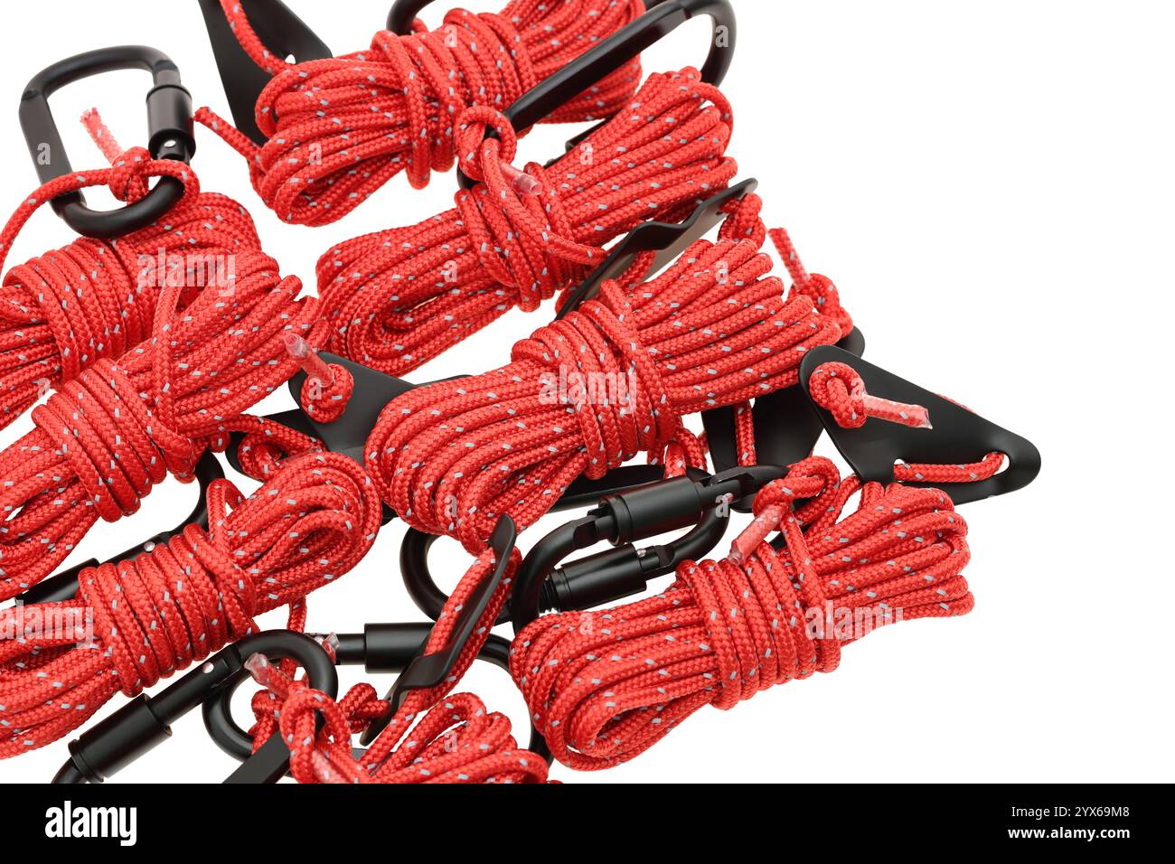 nuova attrezzatura da arrampicata, moschettoni e corda rossa su sfondo bianco Foto Stock