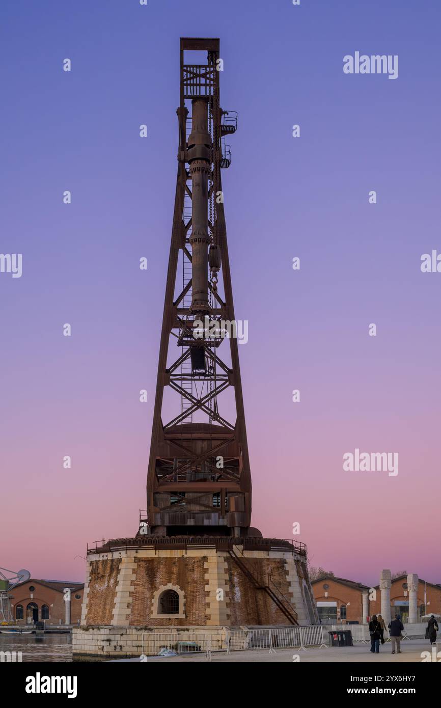 La vecchia gru rotante dell'Arsenale militare di Venezia al tramonto in inverno. Città metropolitana di Venezia, Italia Foto Stock
